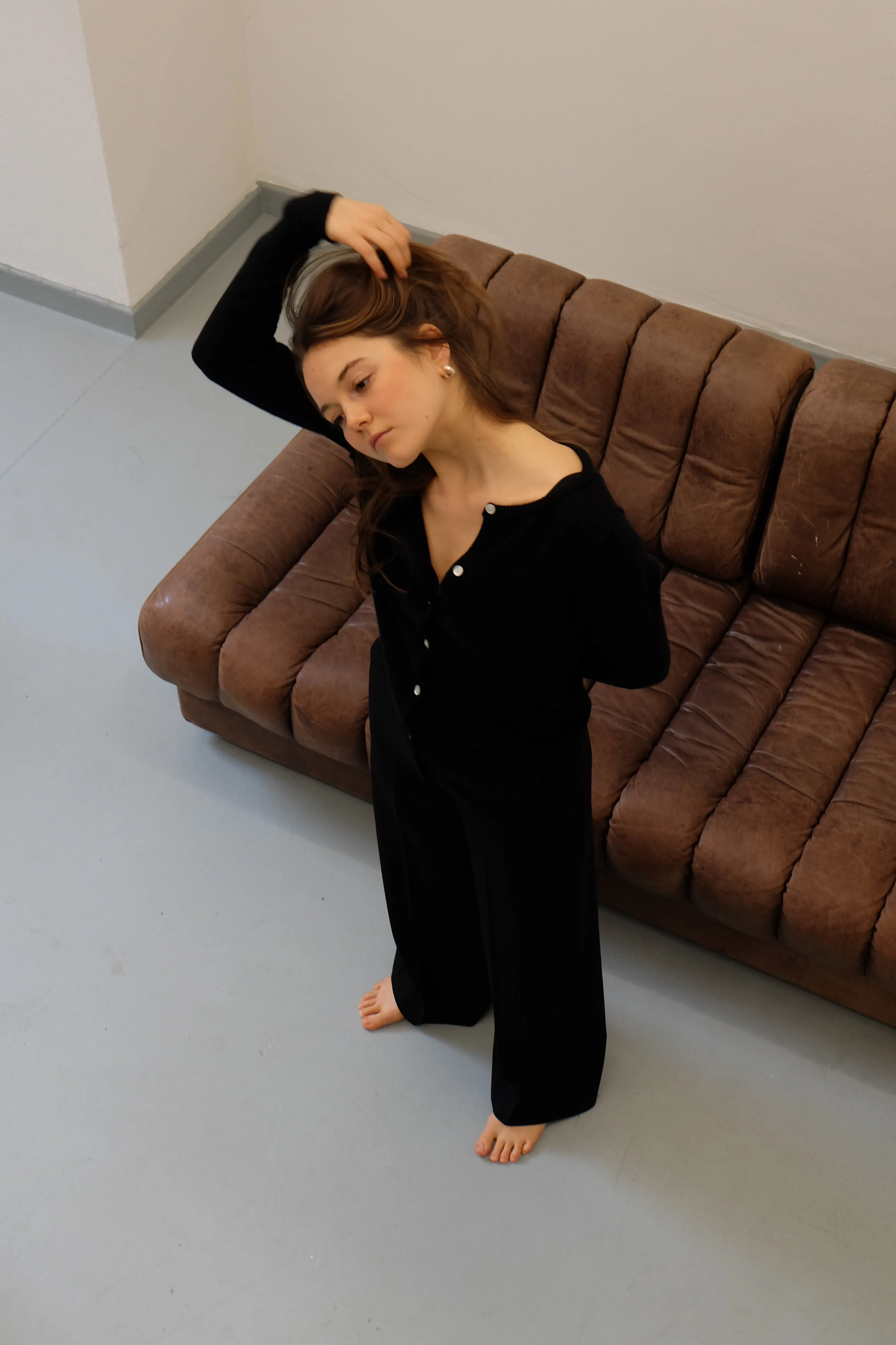 PEARL BUTTONED SHORT CARDIGAN IN NOIR
