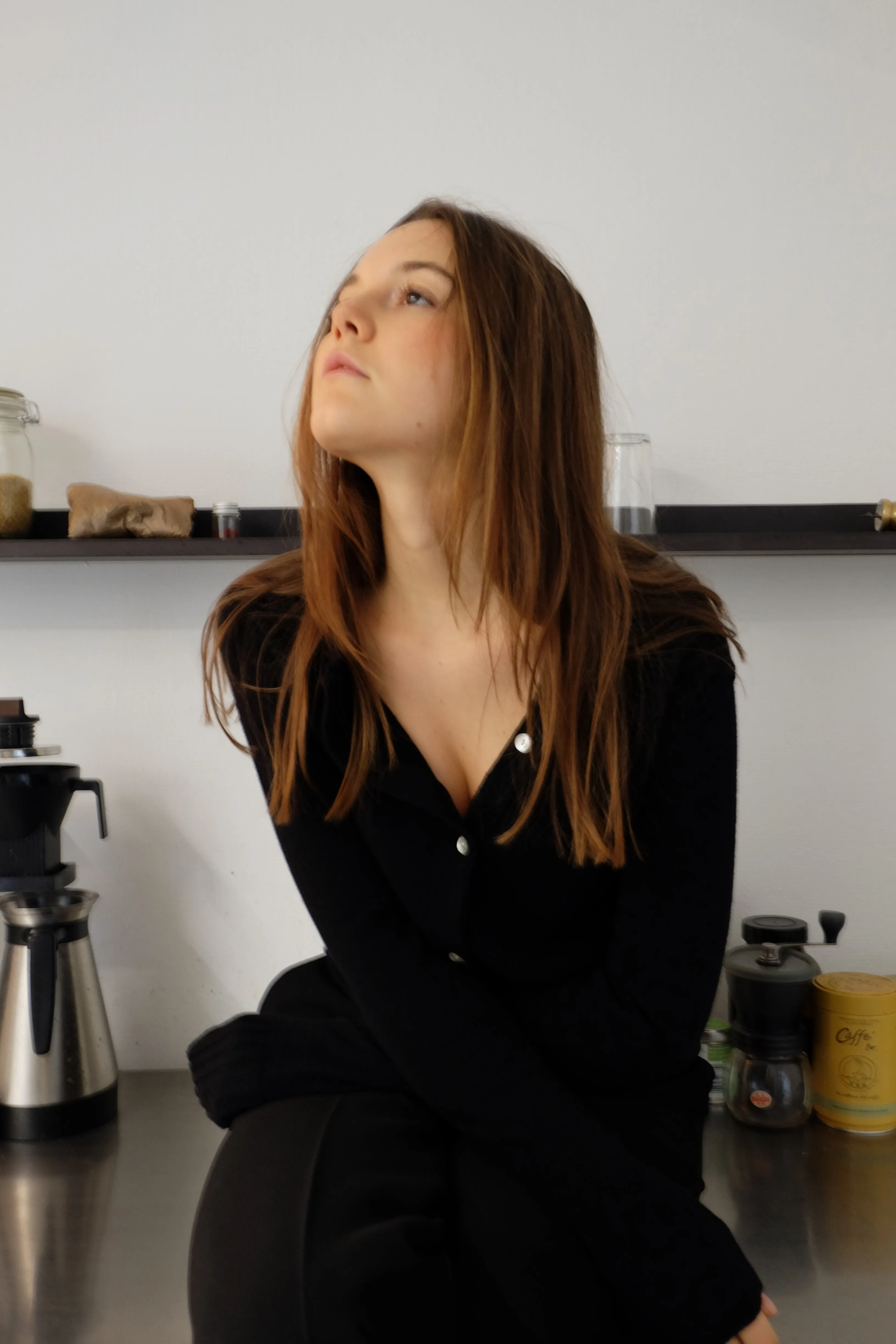 PEARL BUTTONED SHORT CARDIGAN IN NOIR