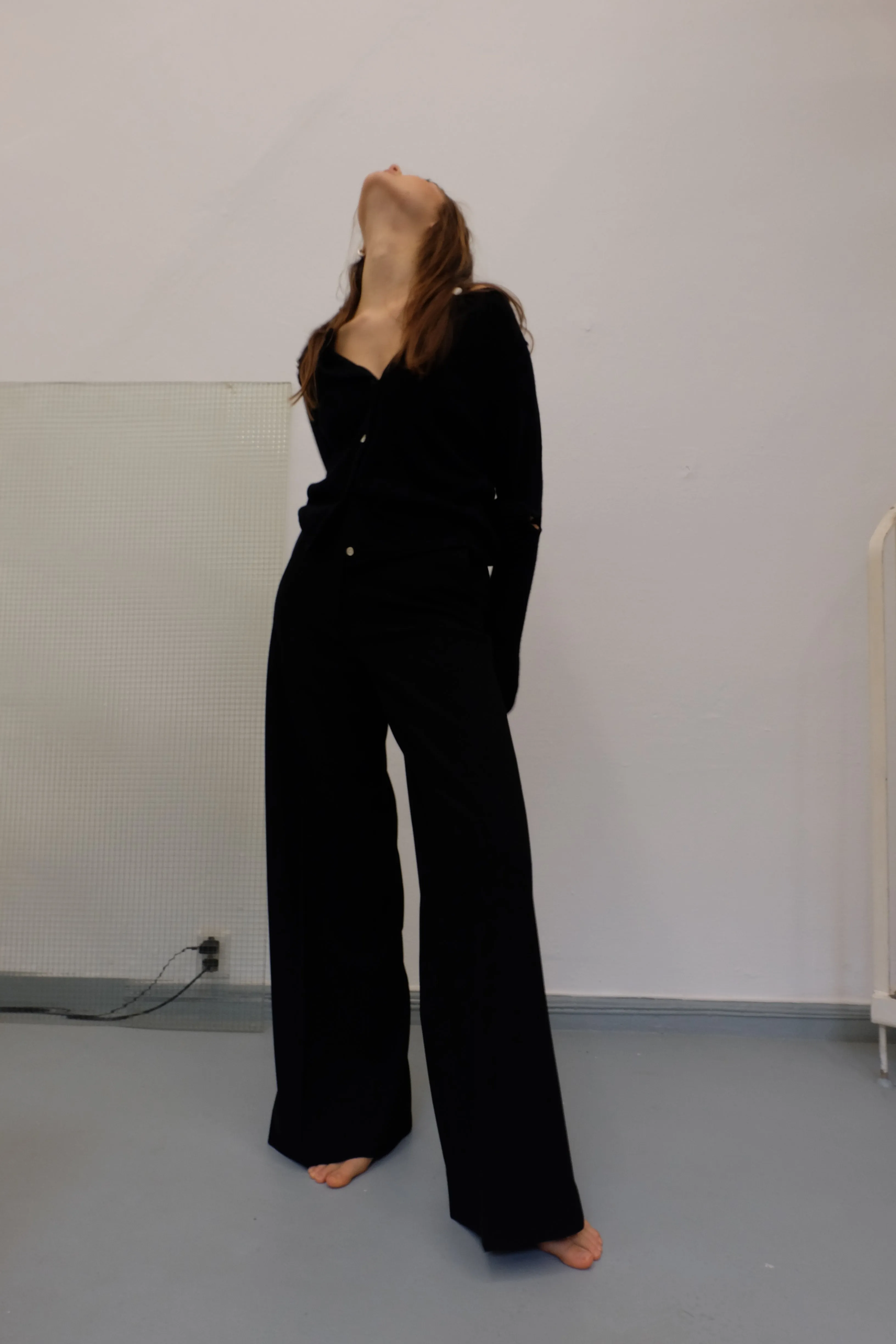 PEARL BUTTONED SHORT CARDIGAN IN NOIR