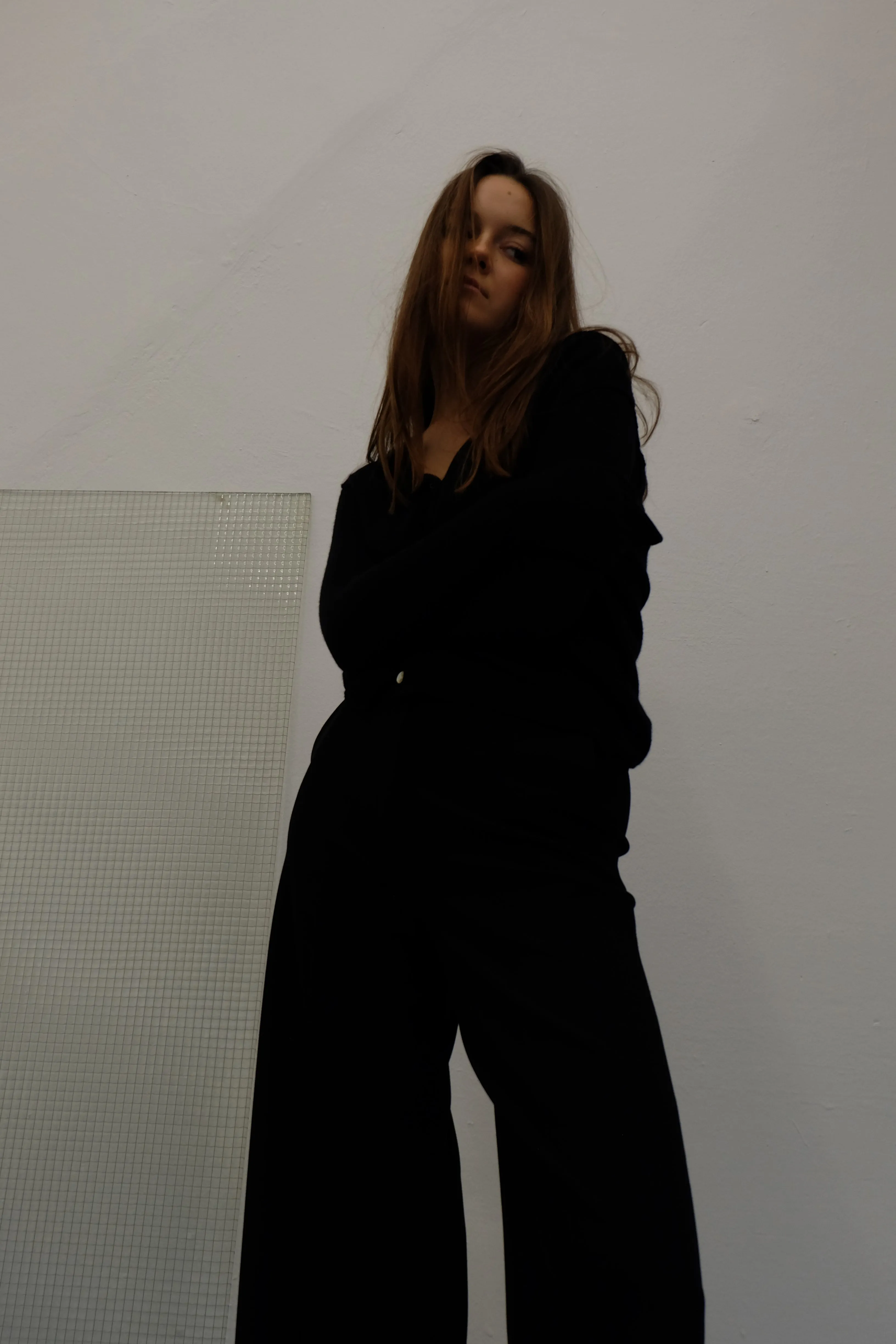 PEARL BUTTONED SHORT CARDIGAN IN NOIR