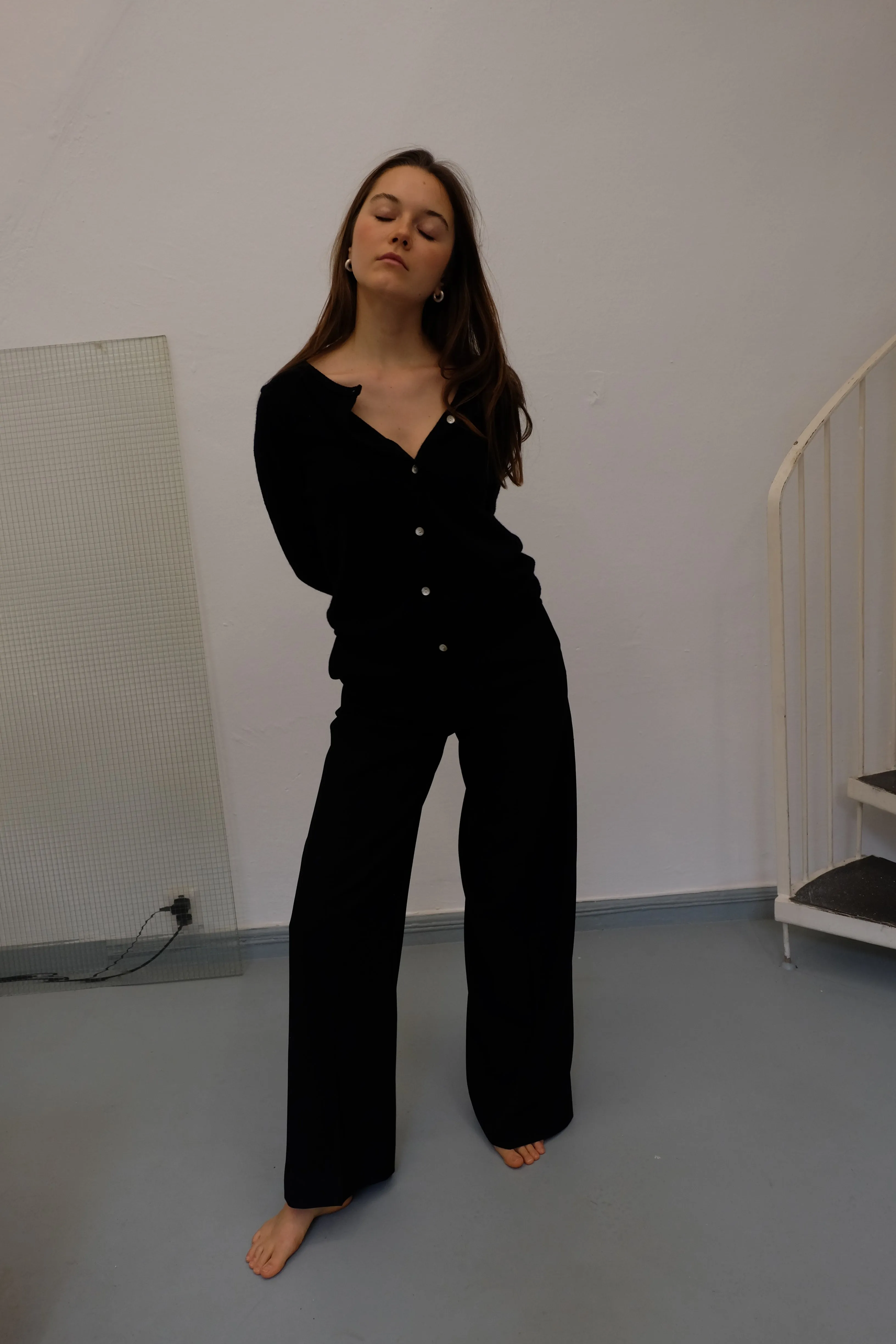 PEARL BUTTONED SHORT CARDIGAN IN NOIR