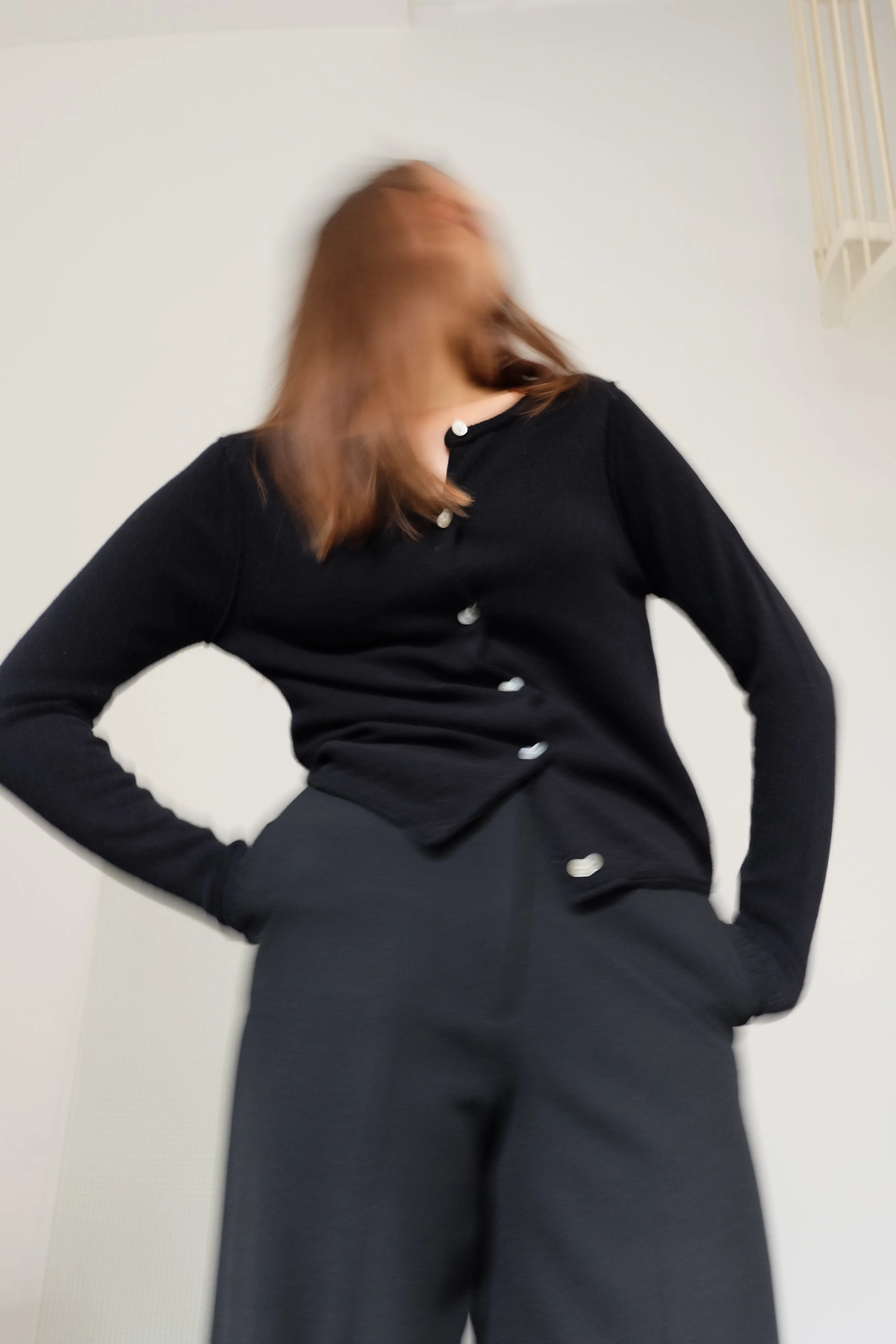 PEARL BUTTONED SHORT CARDIGAN IN NOIR