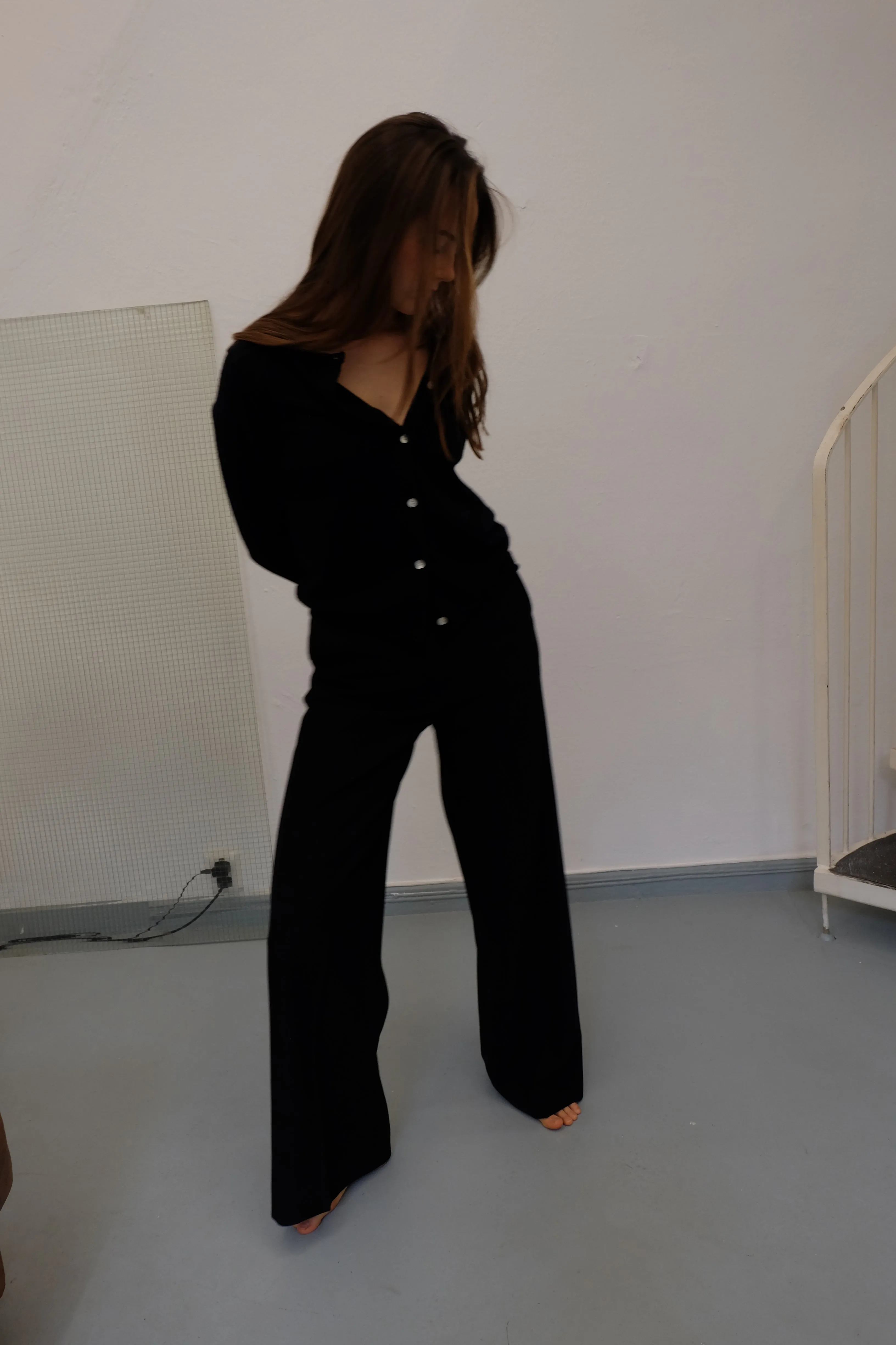 PEARL BUTTONED SHORT CARDIGAN IN NOIR