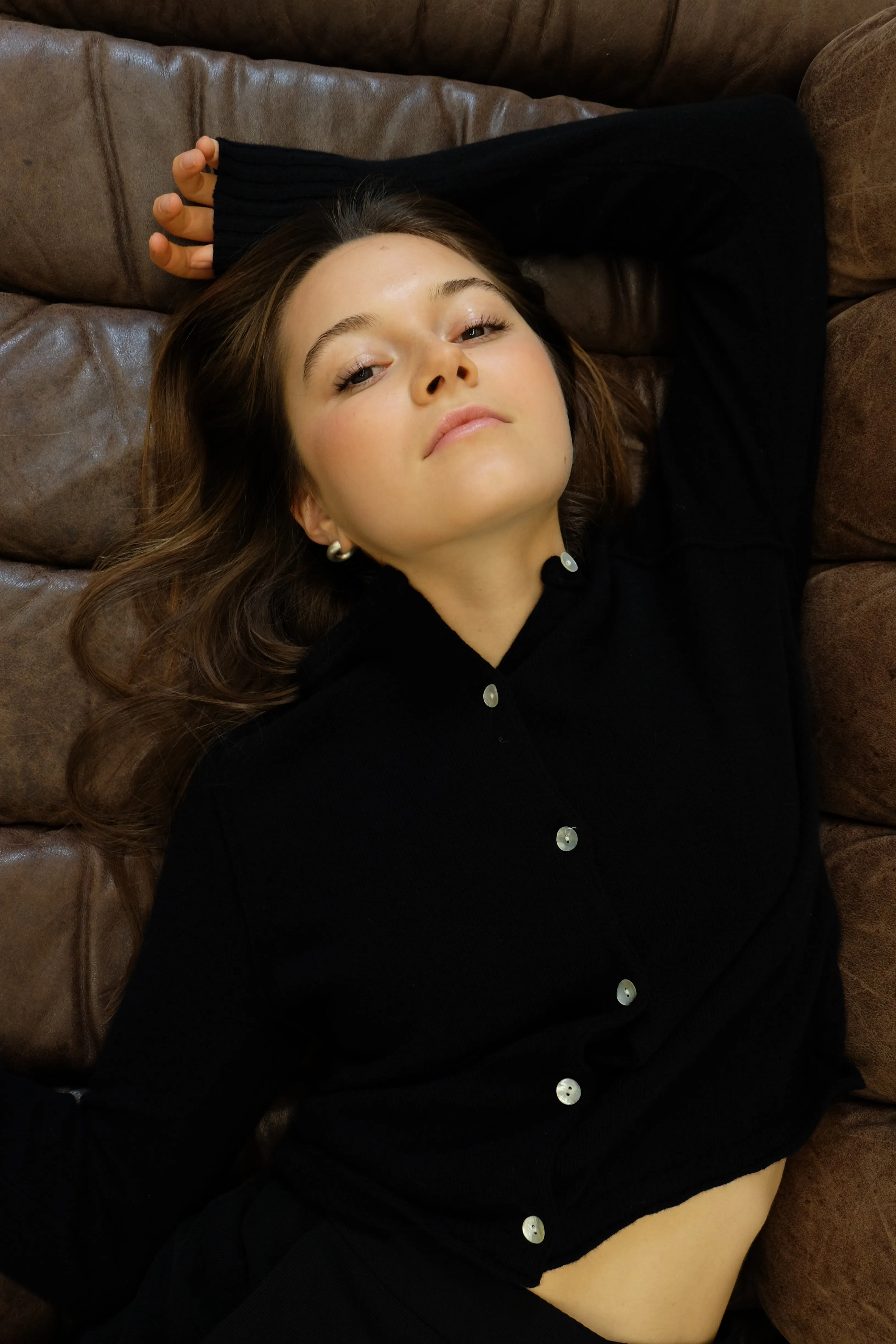 PEARL BUTTONED SHORT CARDIGAN IN NOIR