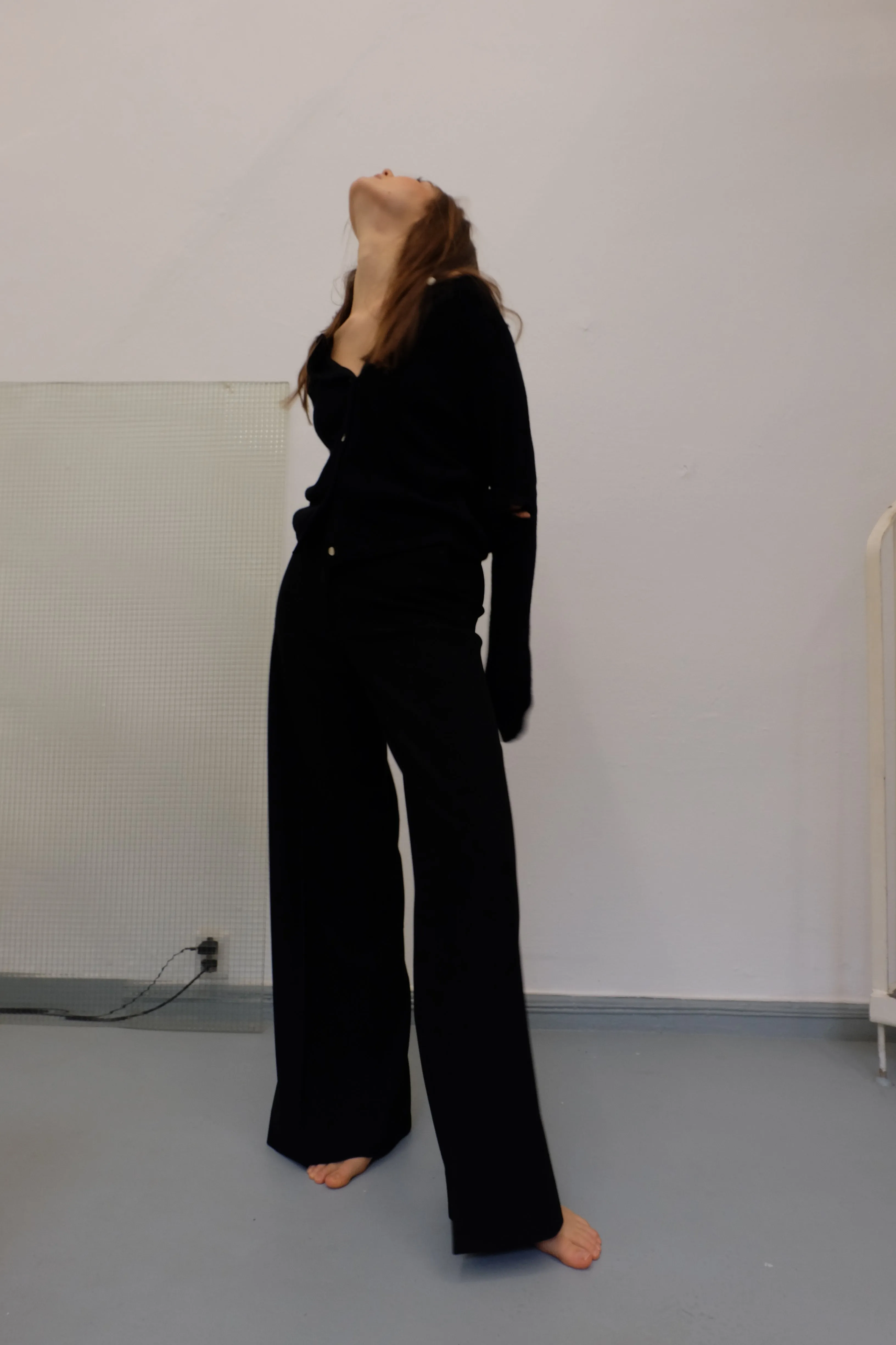 PEARL BUTTONED SHORT CARDIGAN IN NOIR