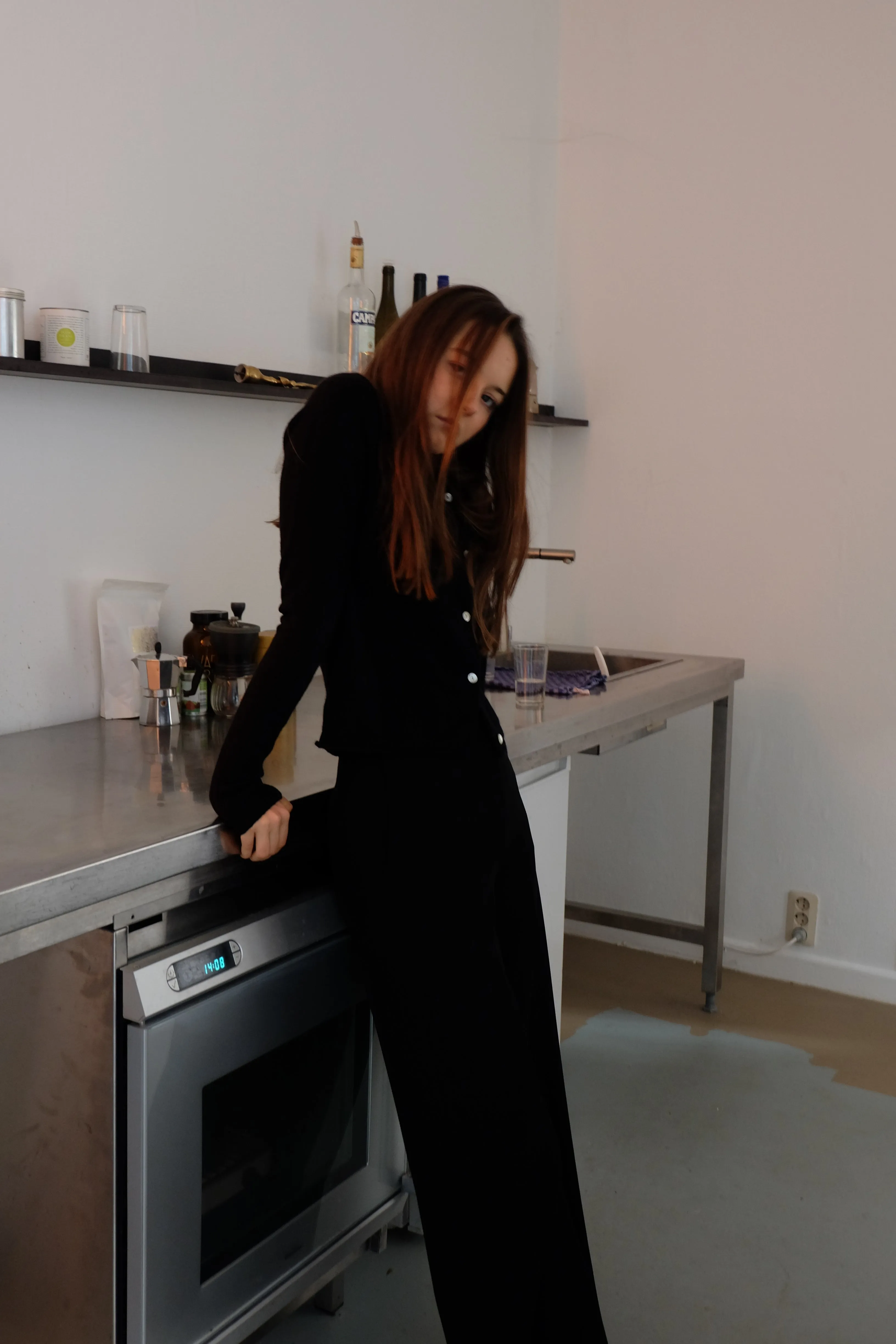 PEARL BUTTONED SHORT CARDIGAN IN NOIR