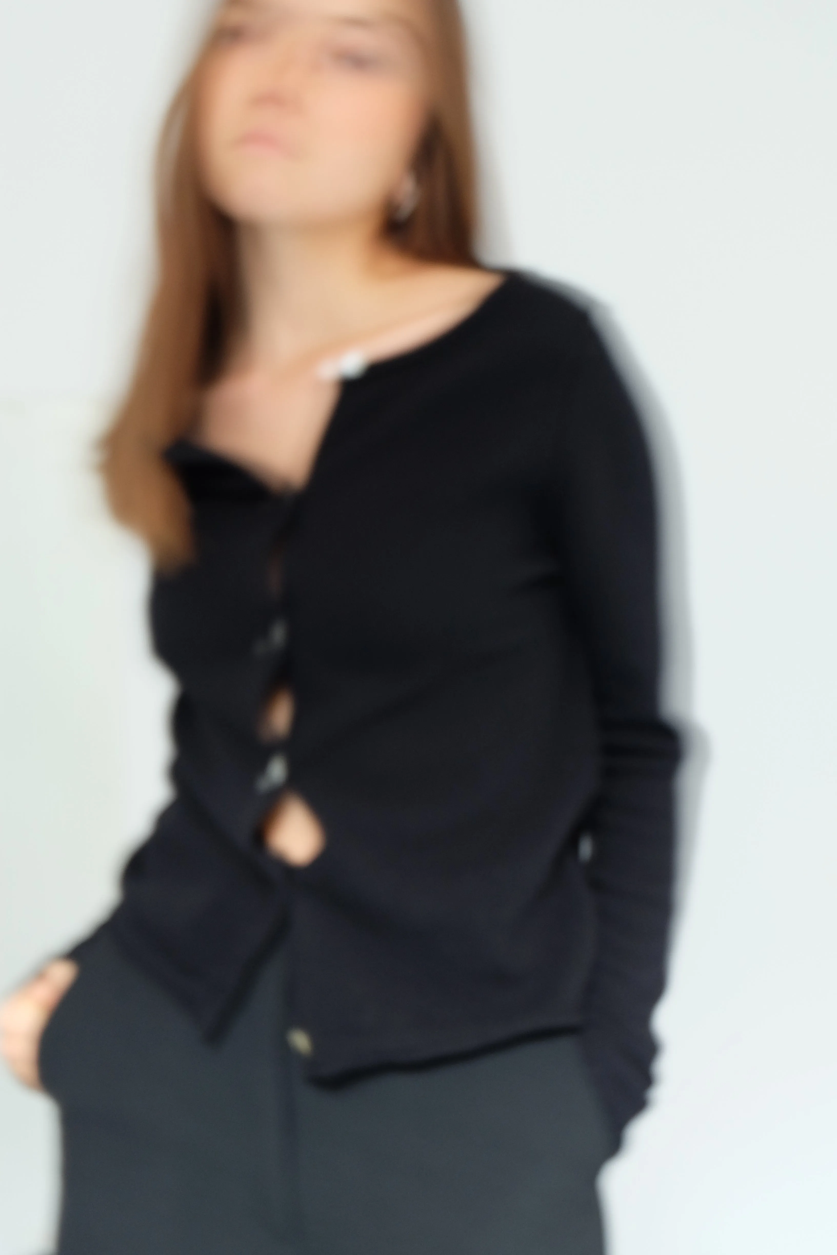 PEARL BUTTONED SHORT CARDIGAN IN NOIR