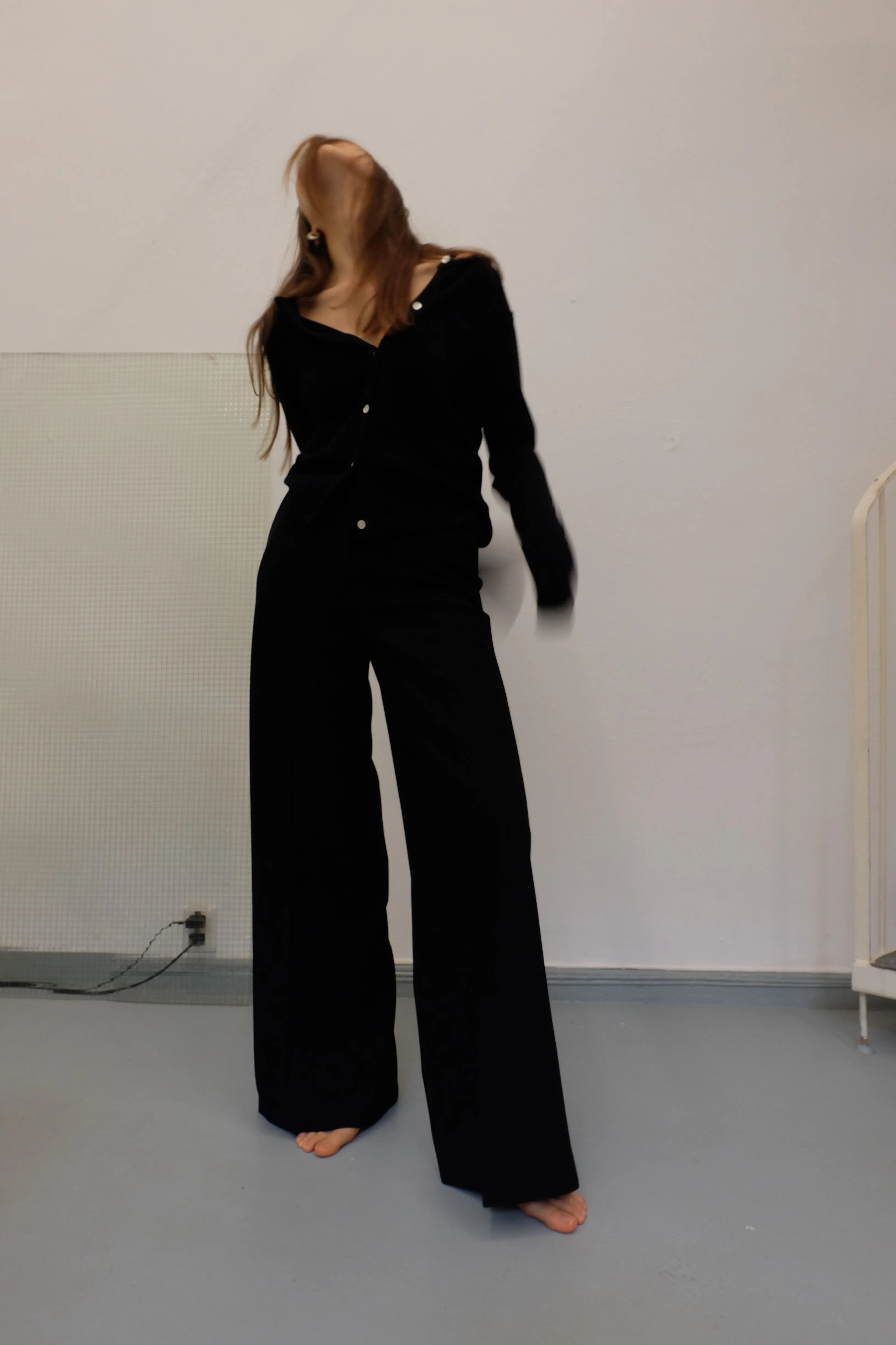 PEARL BUTTONED SHORT CARDIGAN IN NOIR
