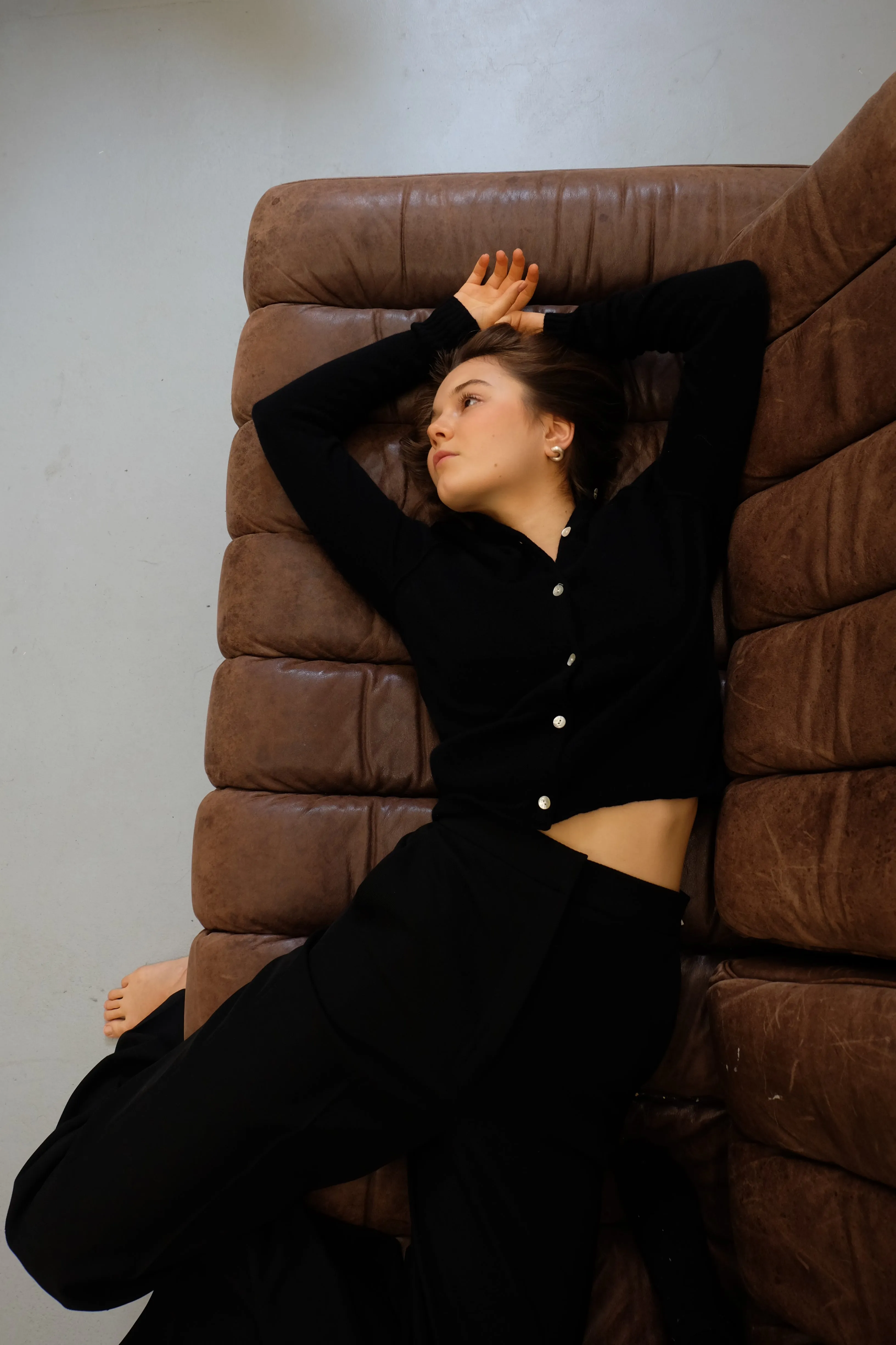 PEARL BUTTONED SHORT CARDIGAN IN NOIR