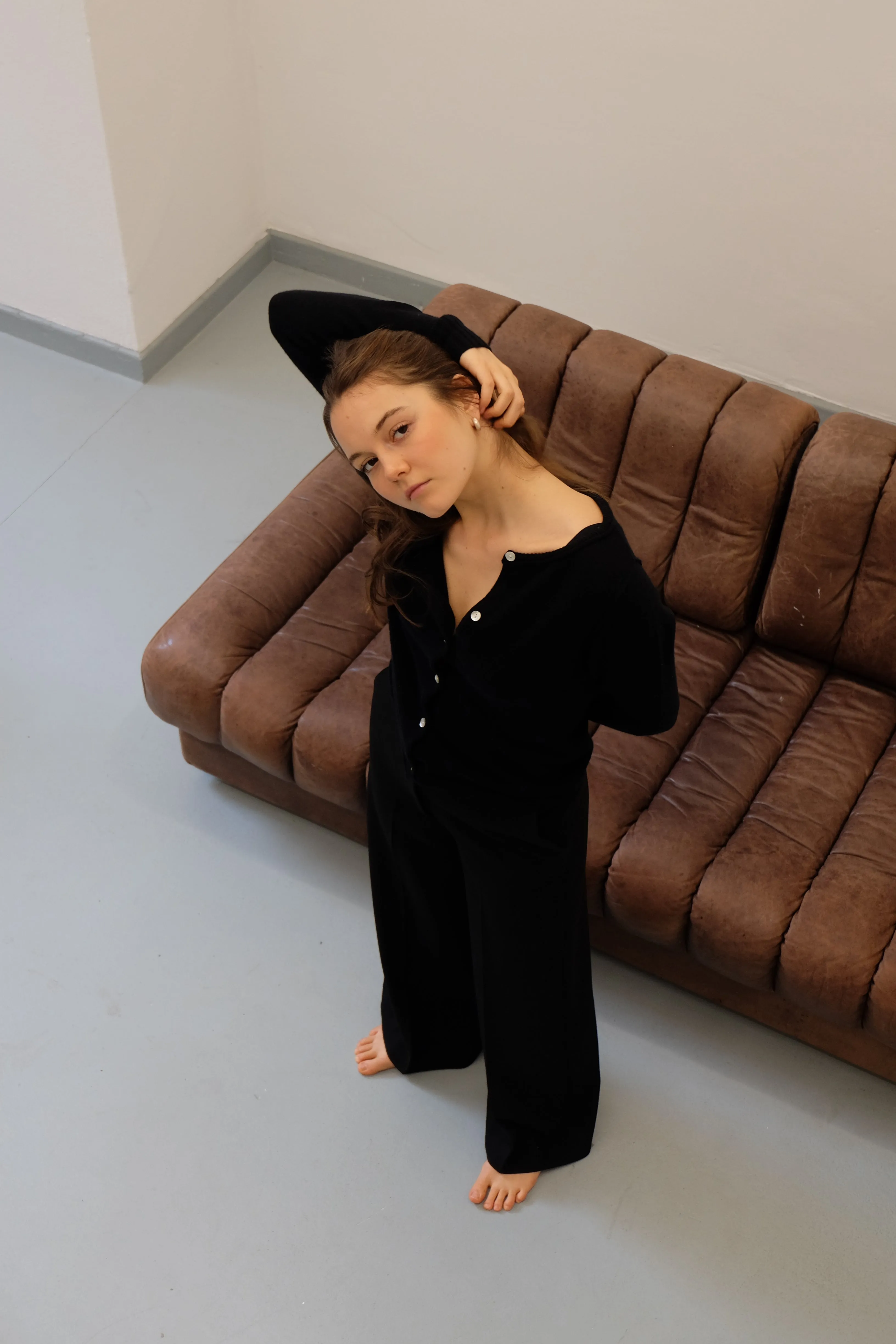 PEARL BUTTONED SHORT CARDIGAN IN NOIR