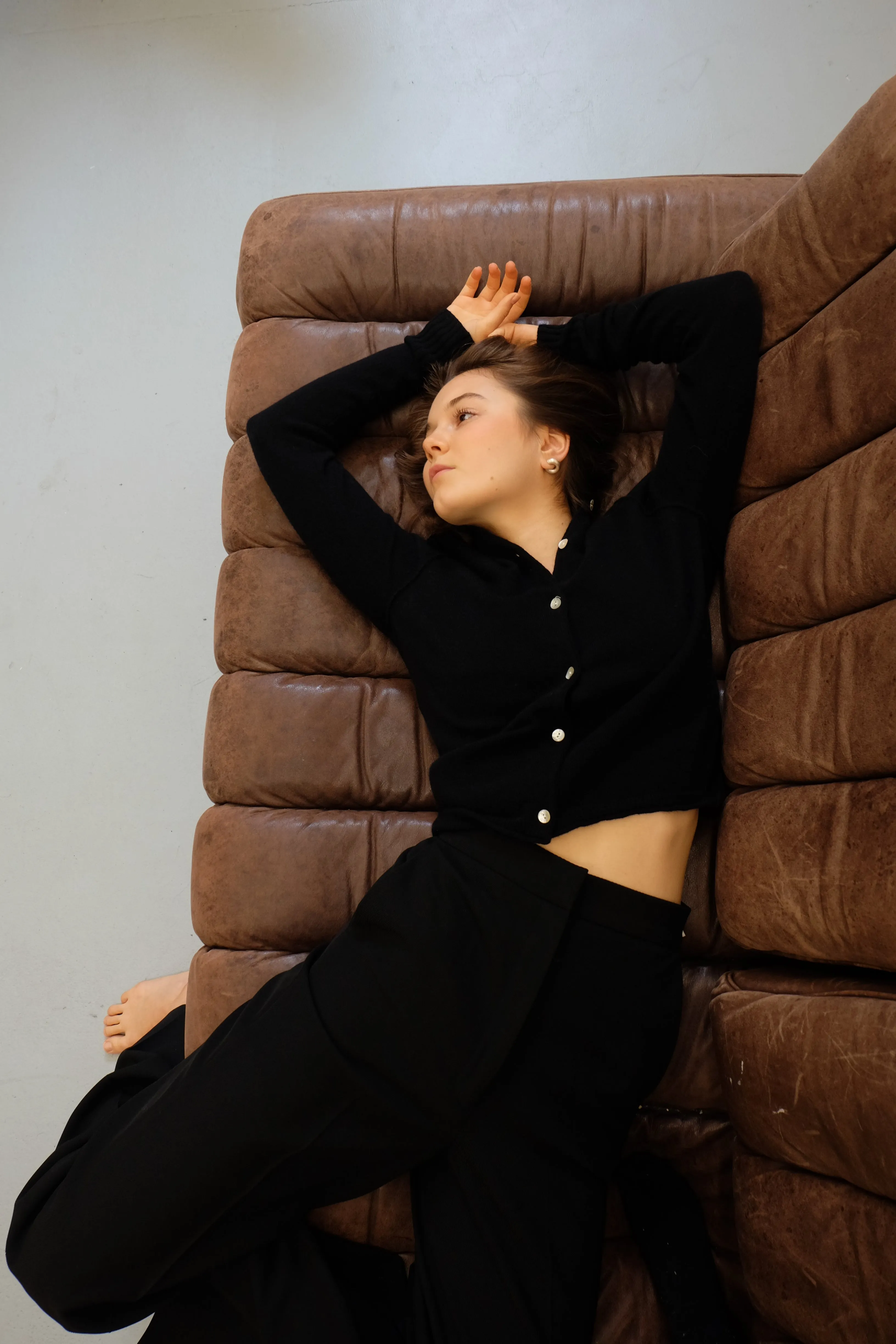 PEARL BUTTONED SHORT CARDIGAN IN NOIR