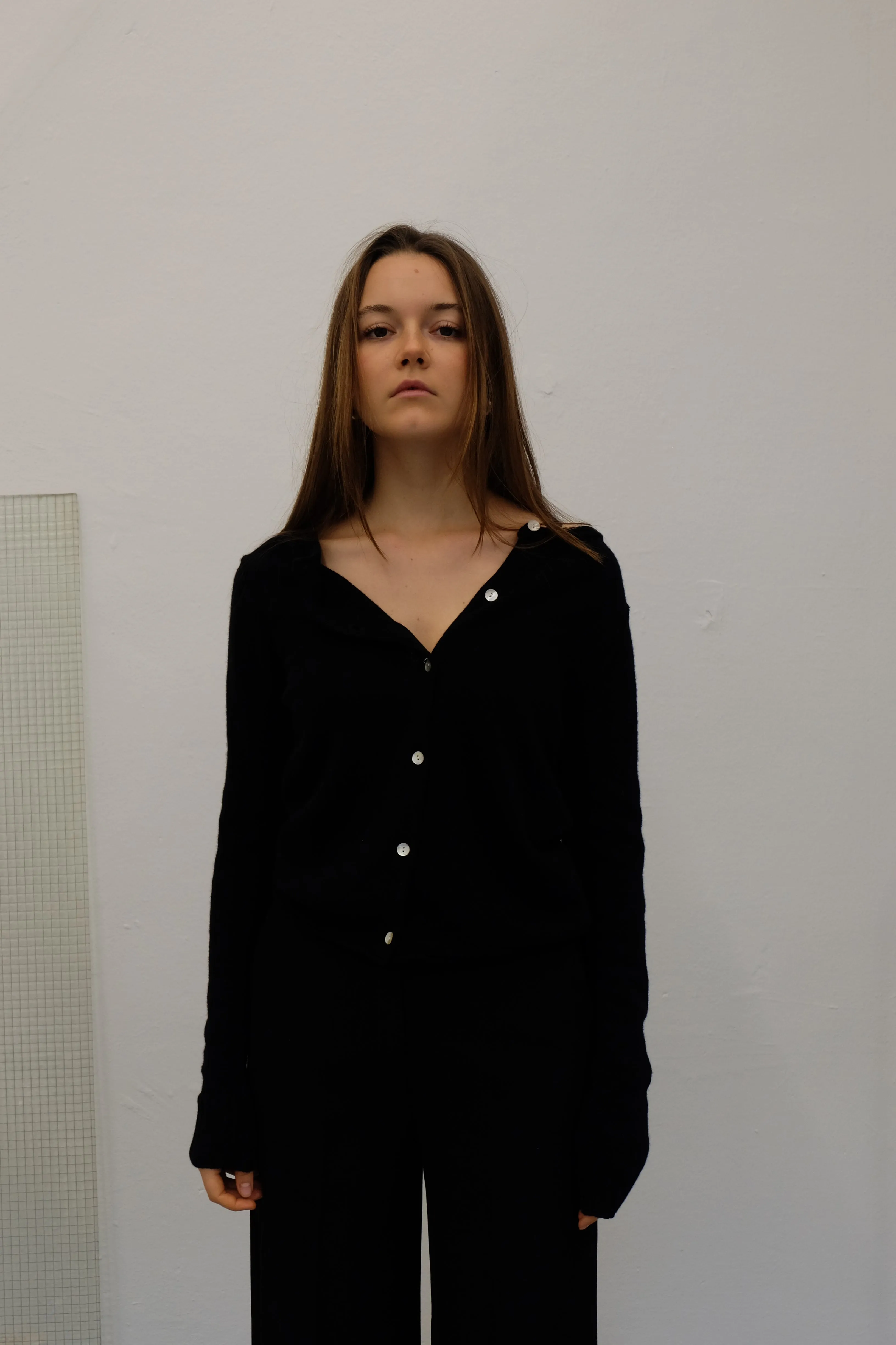 PEARL BUTTONED SHORT CARDIGAN IN NOIR