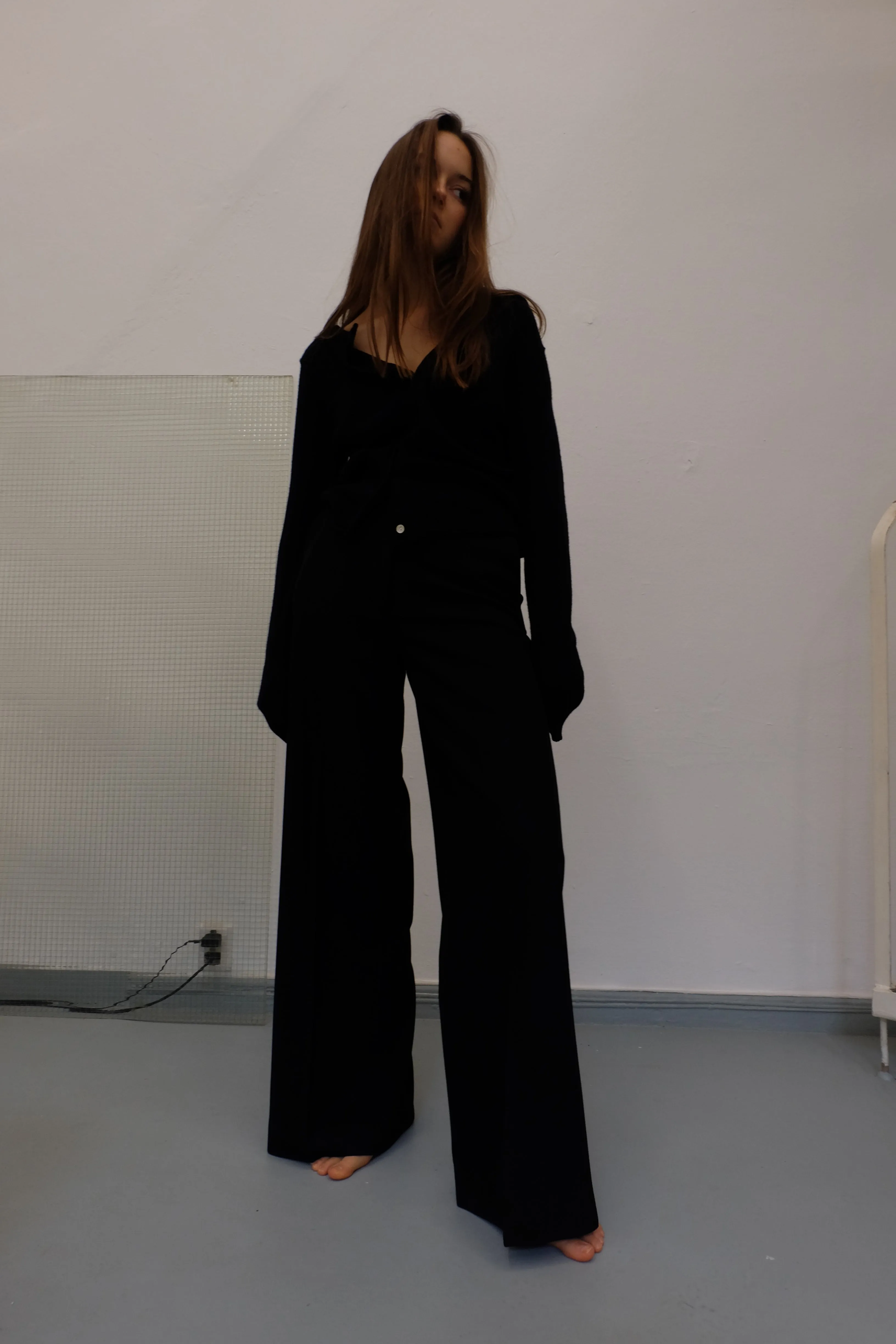 PEARL BUTTONED SHORT CARDIGAN IN NOIR
