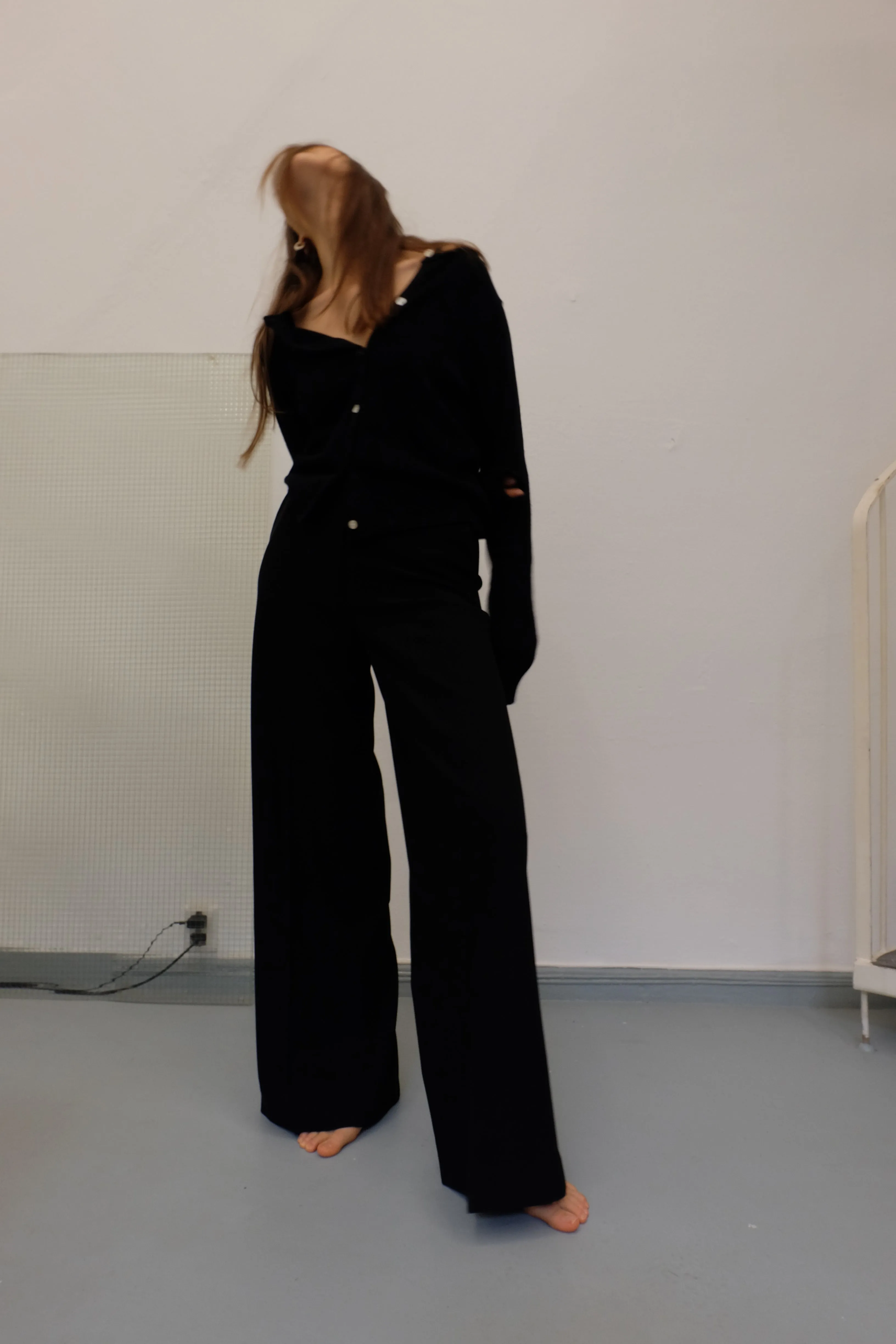 PEARL BUTTONED SHORT CARDIGAN IN NOIR