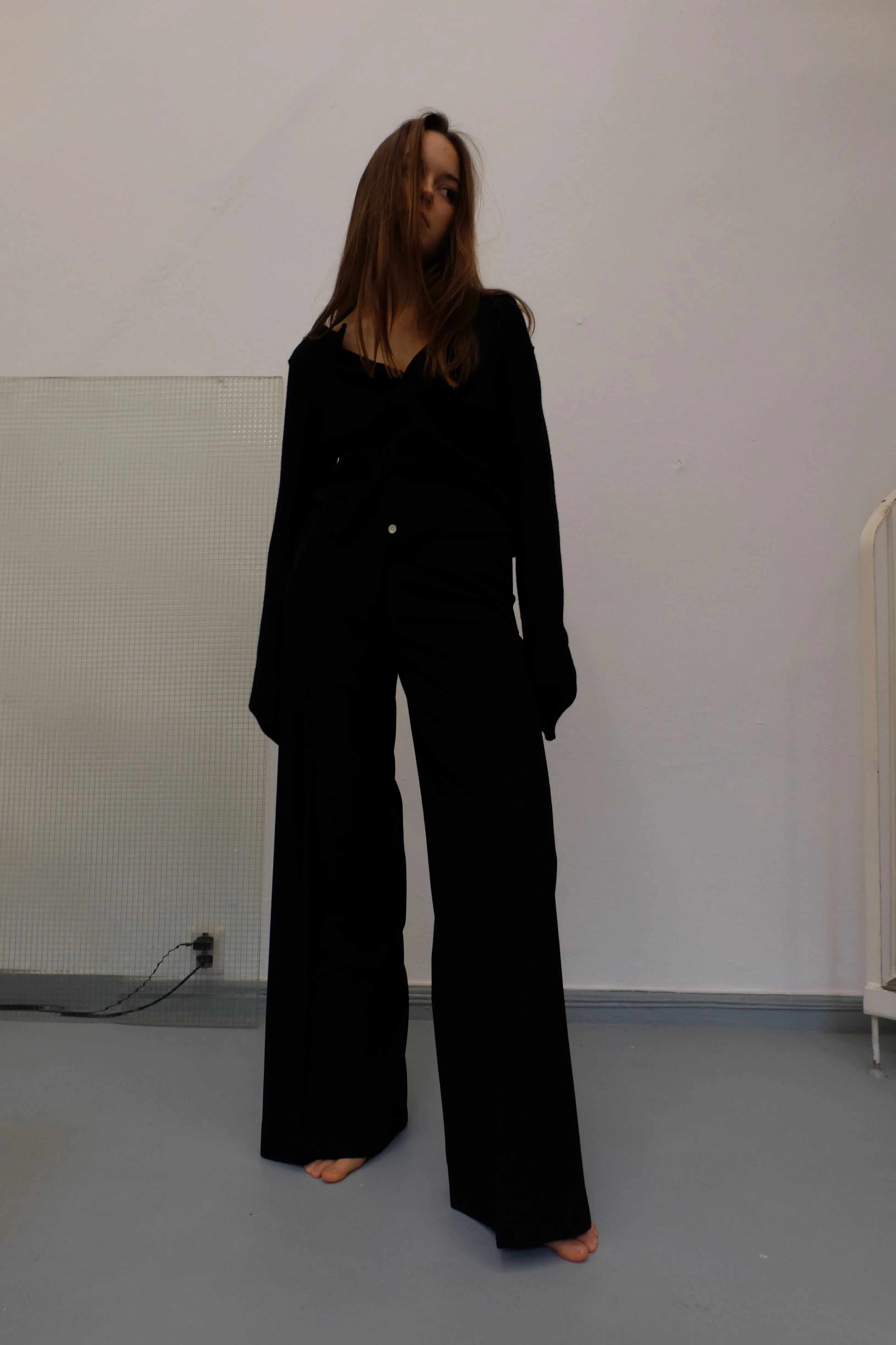 PEARL BUTTONED SHORT CARDIGAN IN NOIR