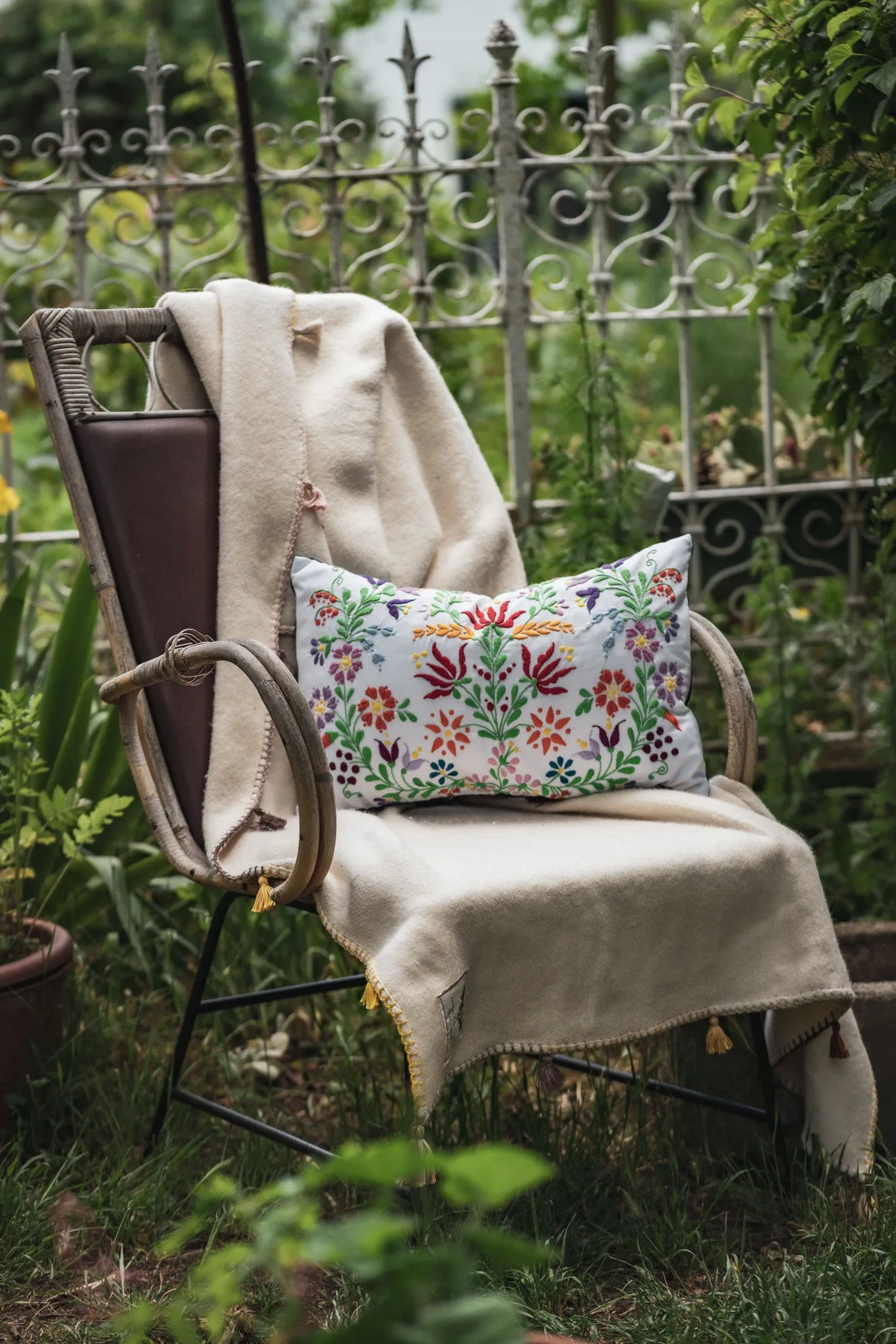 Pillow: Handwoven antique Hungarian hemp - P339
