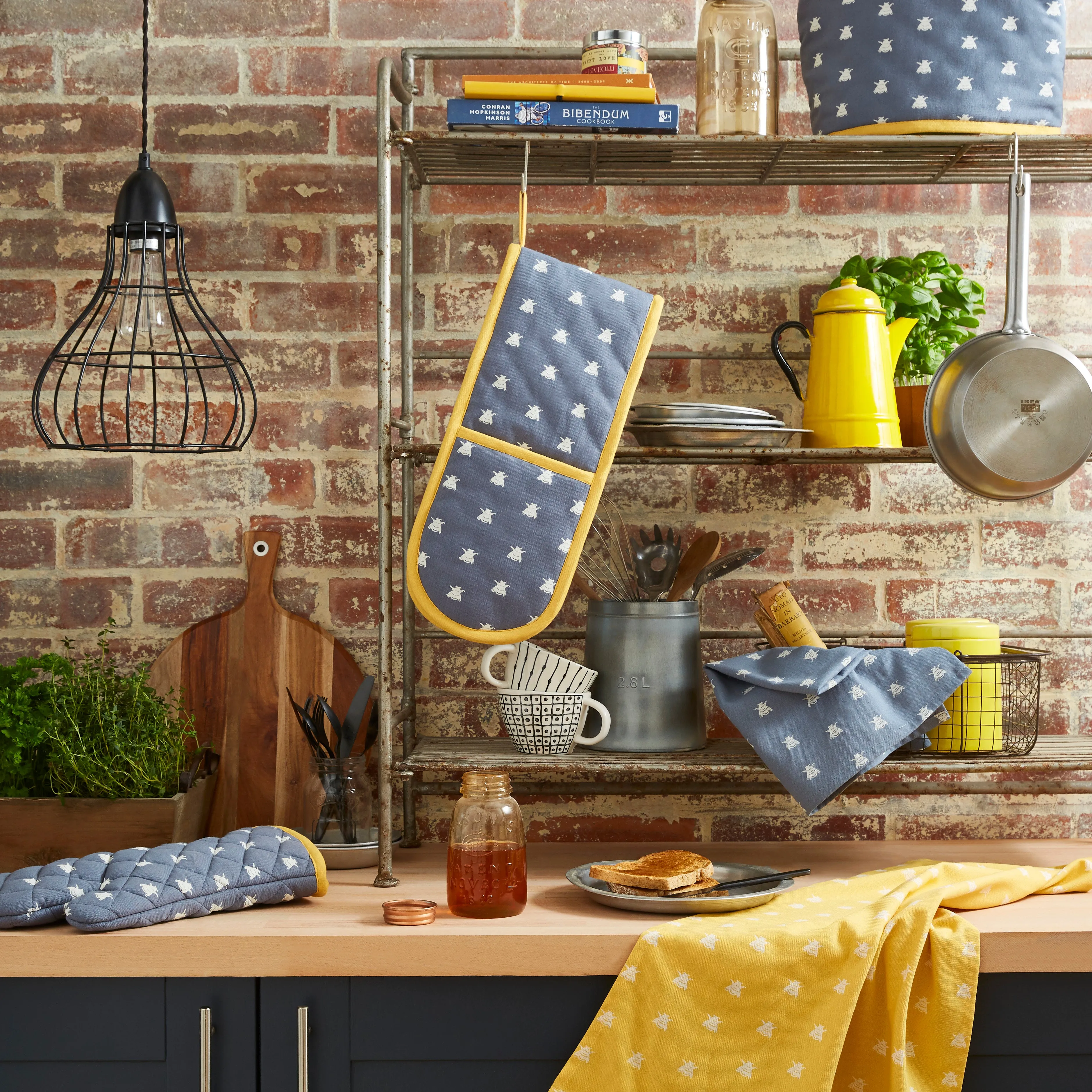 Ulster Weavers Cotton Apron - Bees (100% Cotton, Yellow)