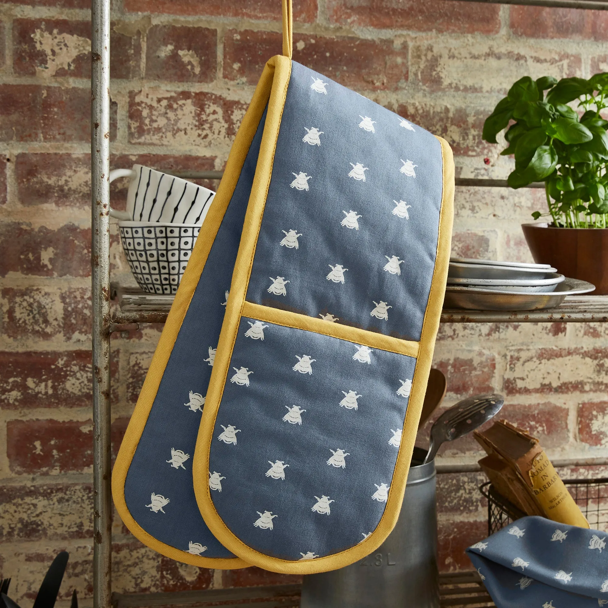 Ulster Weavers Double Oven Glove - Bees (100% Cotton Outer; 100% Polyester wadding; CE marked, Yellow)